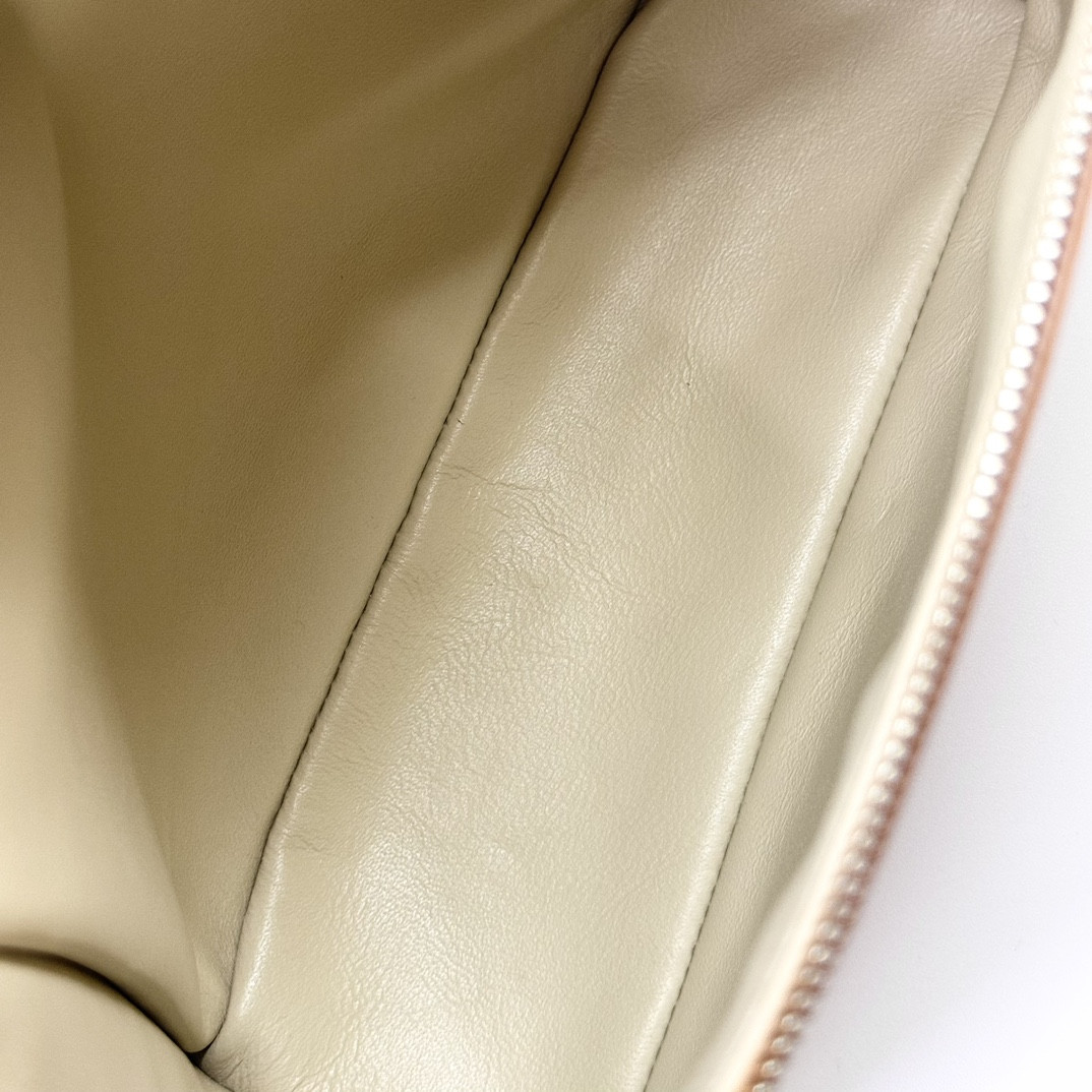 Loro Piana Extra Pocket backpack L23.5 Ostrich-grained Leather 23 x 21 x 8 cm