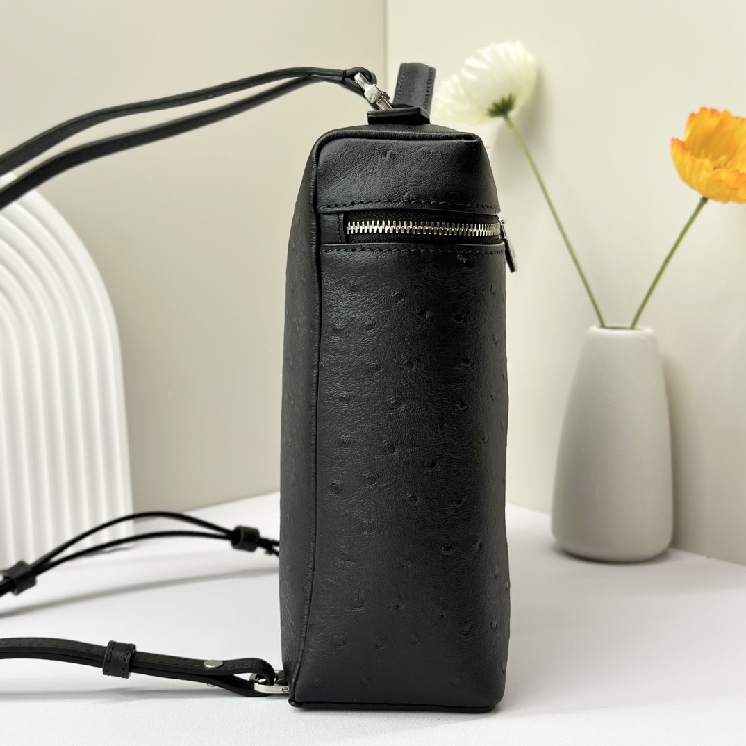 Loro Piana Extra Pocket backpack L23.5 Ostrich-grained Leather 23 x 21 x 8 cm