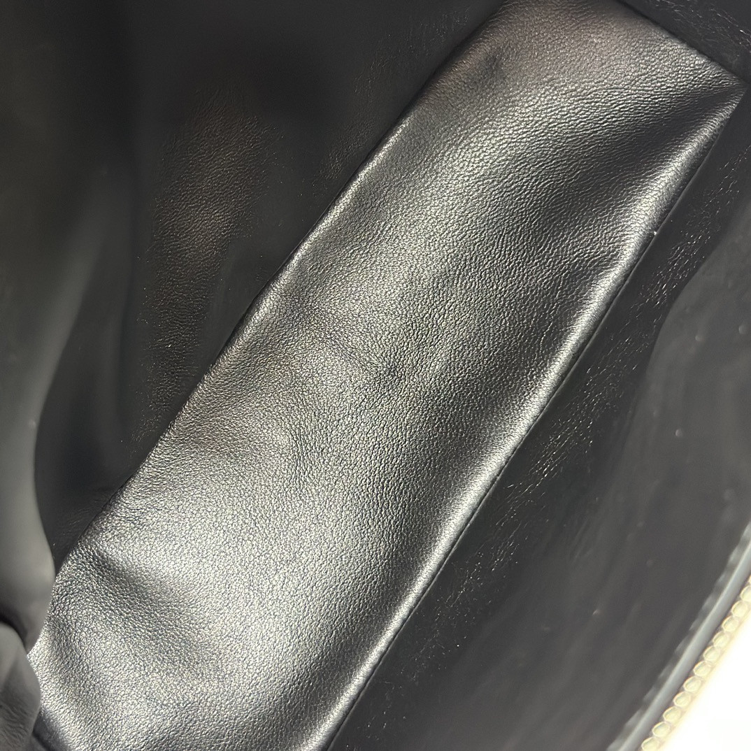 Loro Piana Extra Pocket backpack L23.5 Ostrich-grained Leather 23 x 21 x 8 cm