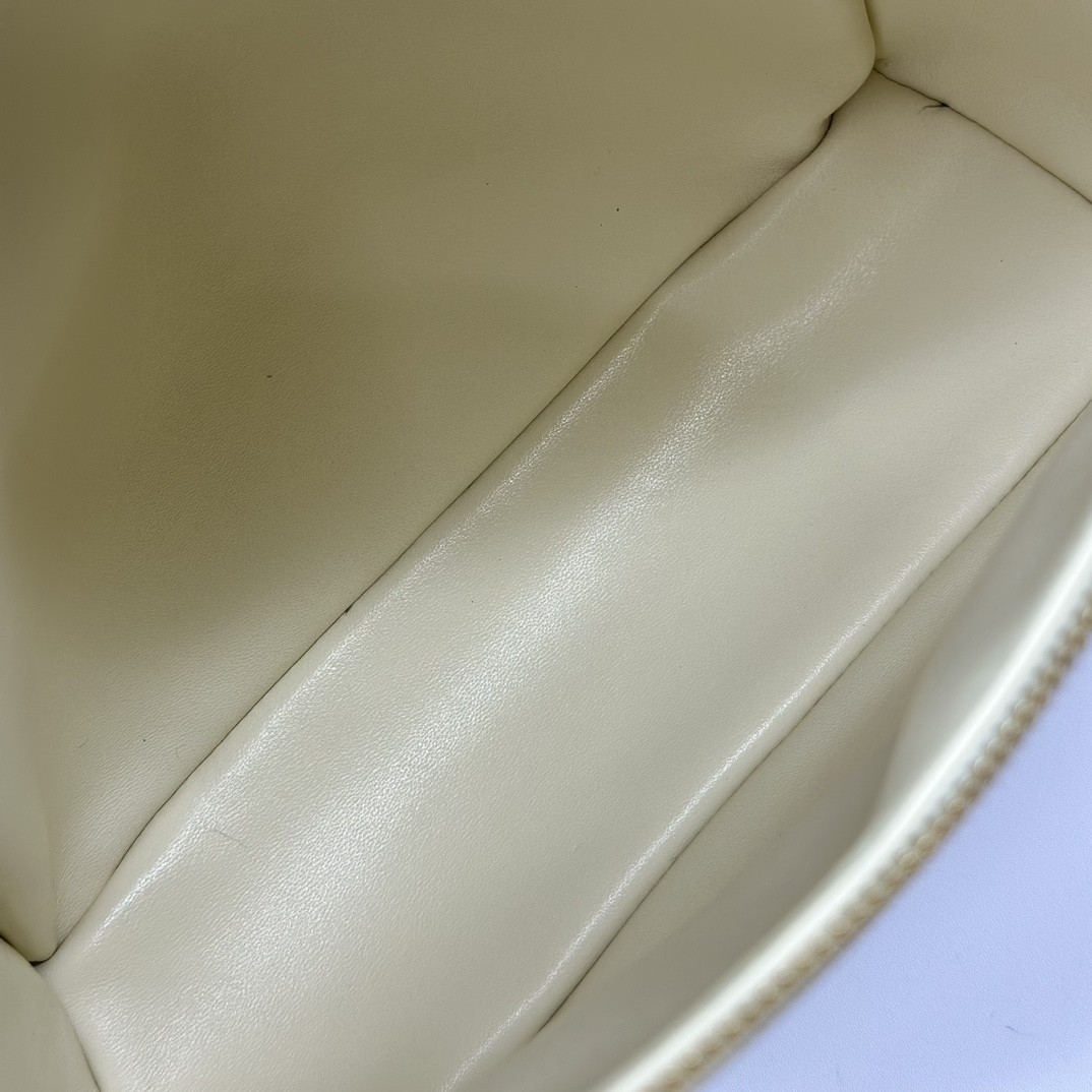 Loro Piana Extra Pocket backpack L23.5 Ostrich-grained Leather 23 x 21 x 8 cm