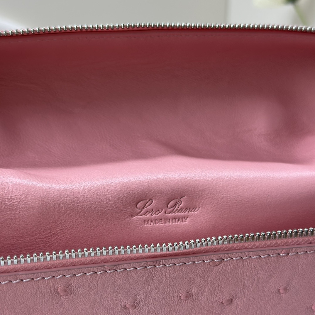 Loro Piana Extra Pocket backpack L23.5 Ostrich-grained Leather 23 x 21 x 8 cm