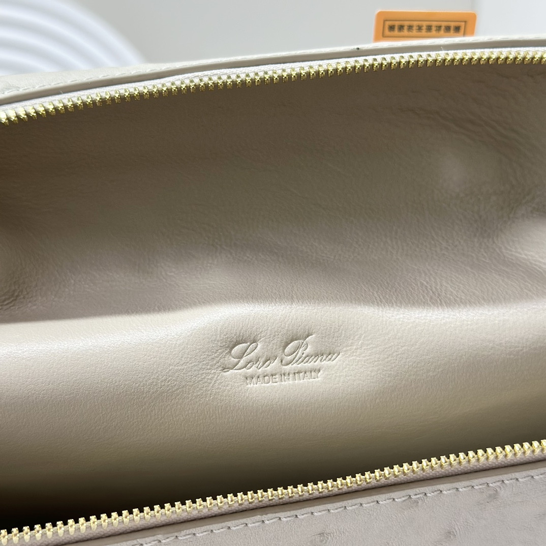 Loro Piana Extra Pocket backpack L23.5 Ostrich-grained Leather 23 x 21 x 8 cm