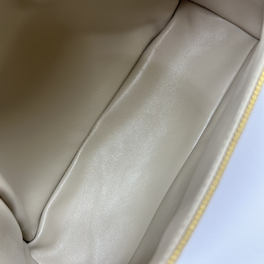 Loro Piana Extra Pocket backpack L23.5 Ostrich-grained Leather 23 x 21 x 8 cm