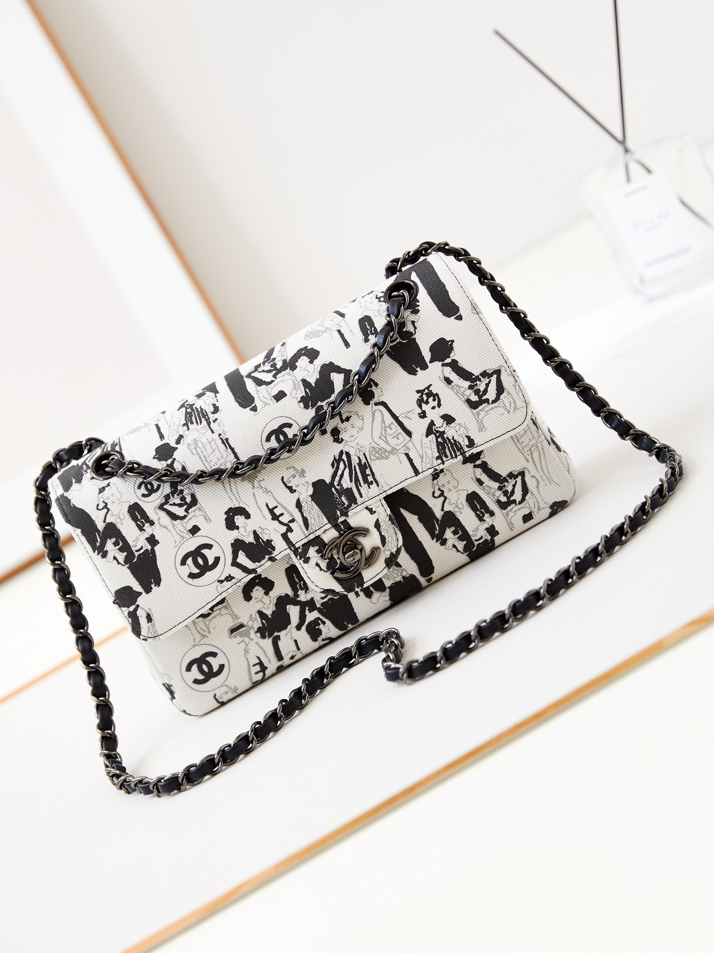 Chanel Classic Flap Bag 15.5×25.5×6.5cm