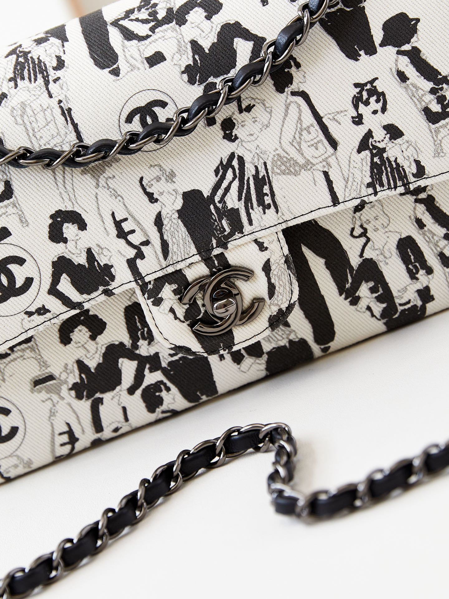 Chanel Classic Flap Bag 15.5×25.5×6.5cm