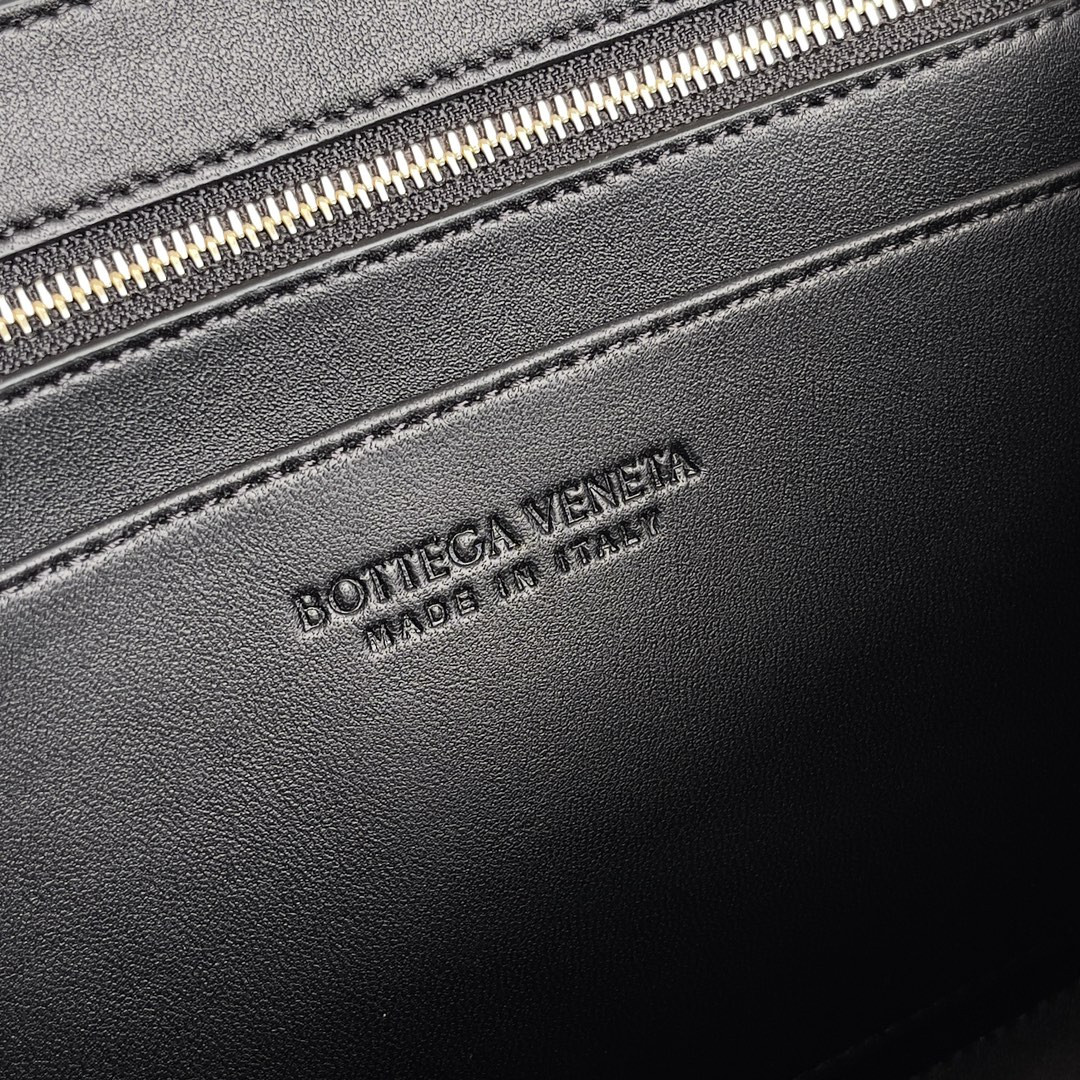 Bottega Veneta East-West Andiamo 29x10x18CM