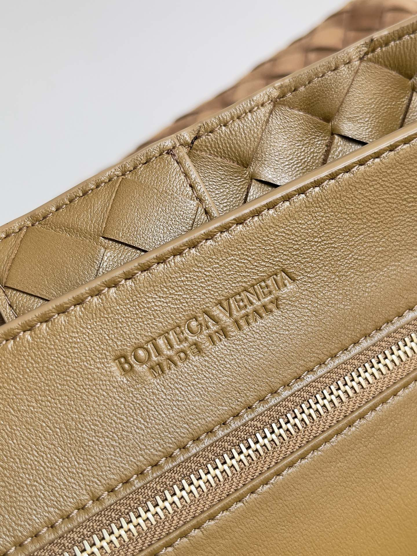 Bottega Veneta Medium Andiamo 32x25x11CM