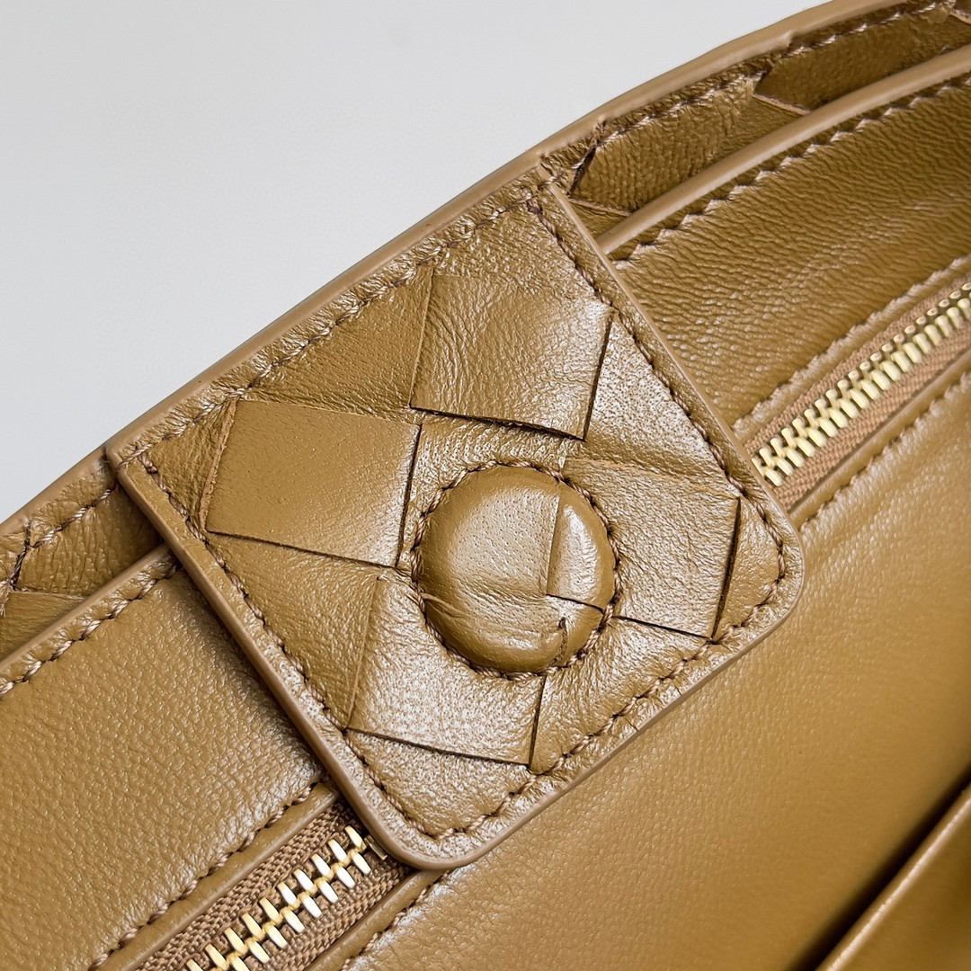 Bottega Veneta Small Andiamo 25x22x10.5cm