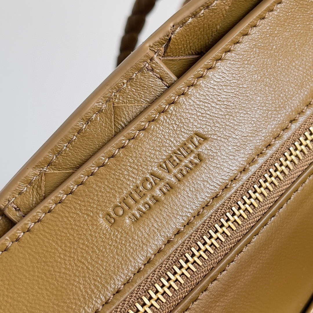 Bottega Veneta Small Andiamo 25x22x10.5cm