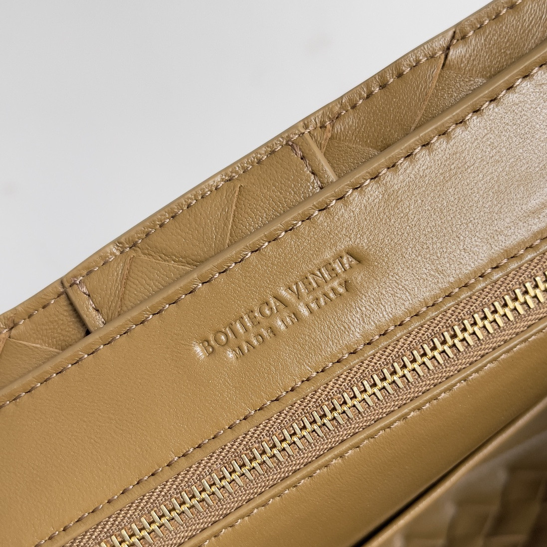 Bottega Veneta Small Andiamo 25x22x10.5cm