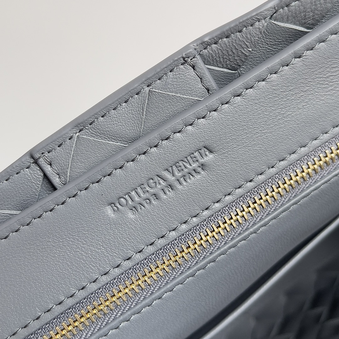 Bottega Veneta Small Andiamo 25x22x10.5cm