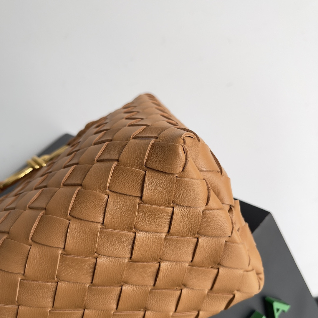 Bottega Veneta Small Andiamo 25x22x10.5cm