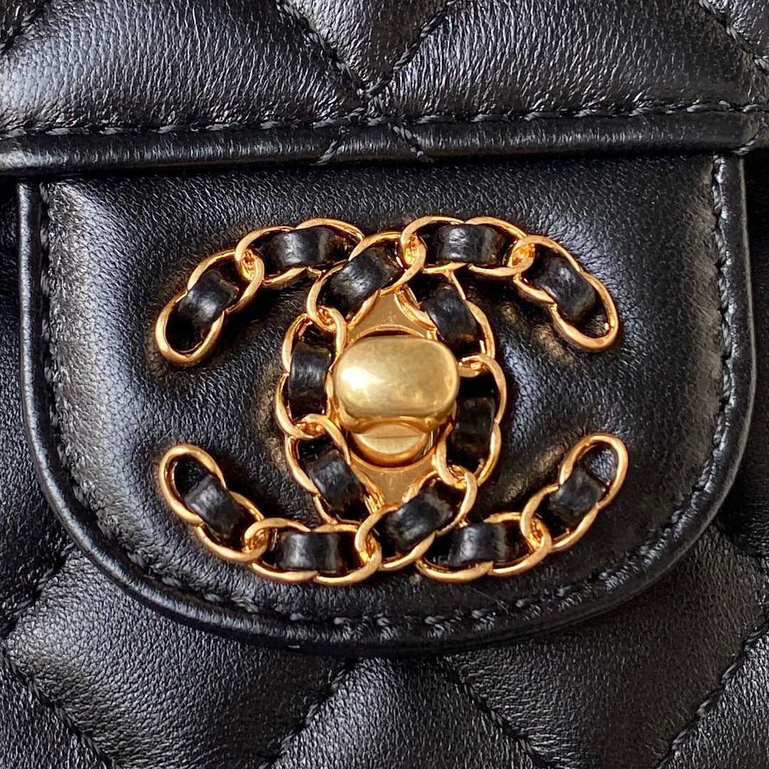 Chanel MINI CLASSIC HANDBAG WITH TOP HANDLE 12 × 20 × 6 CM
