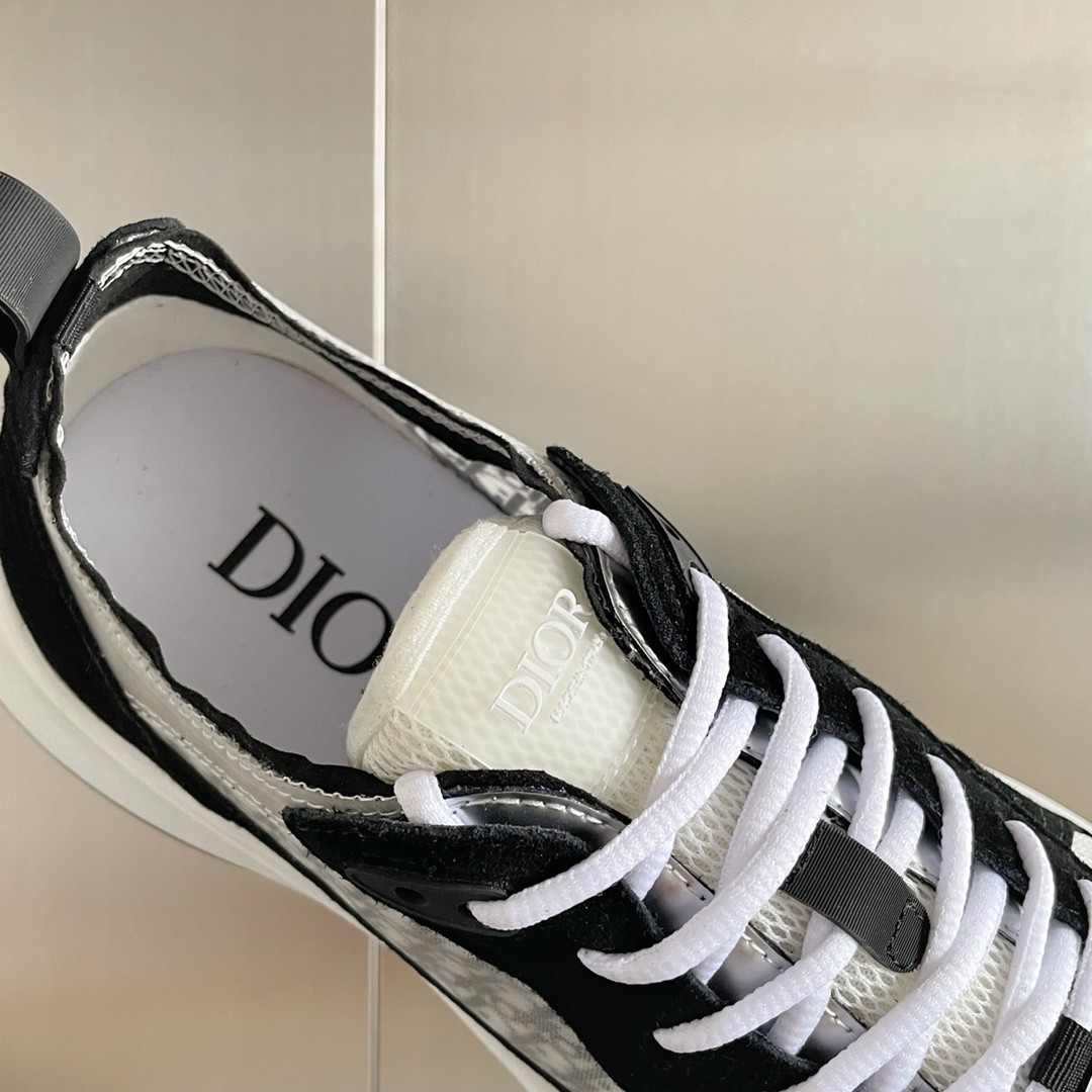 UA Dior B25 Runner Sneaker
