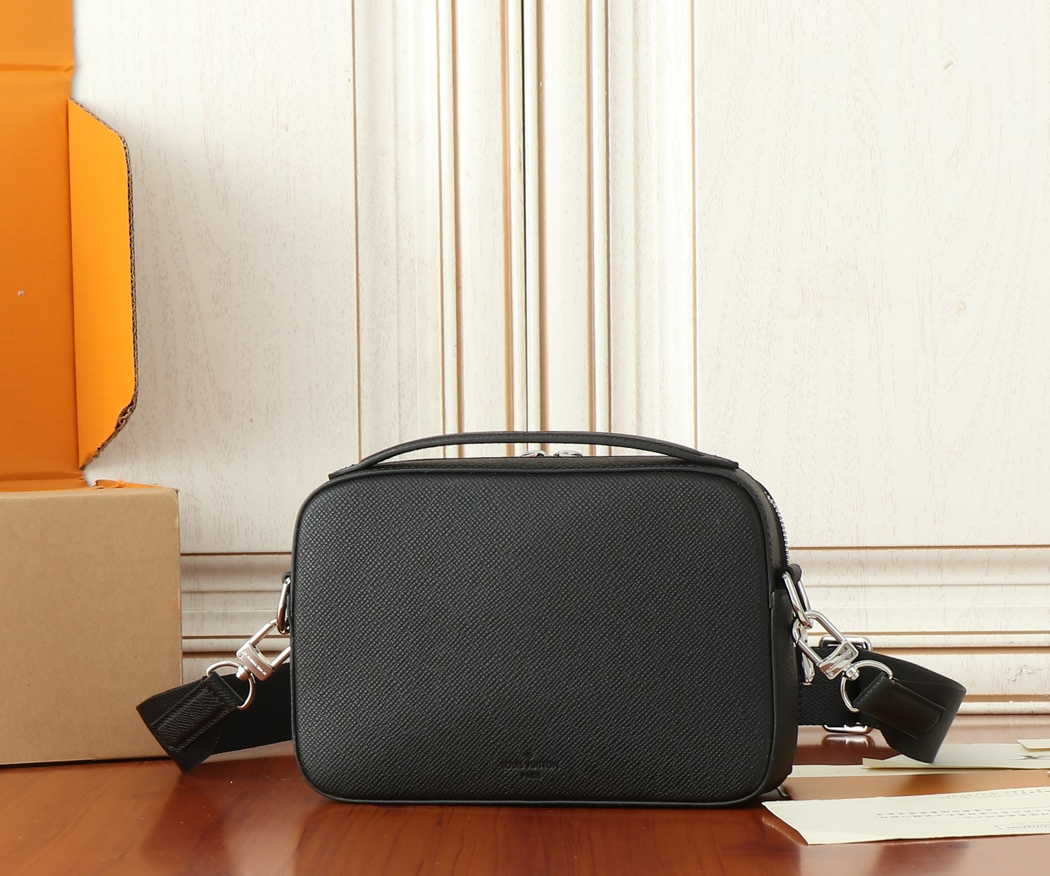 LV District M11657 22.5x15.5x7.5CM