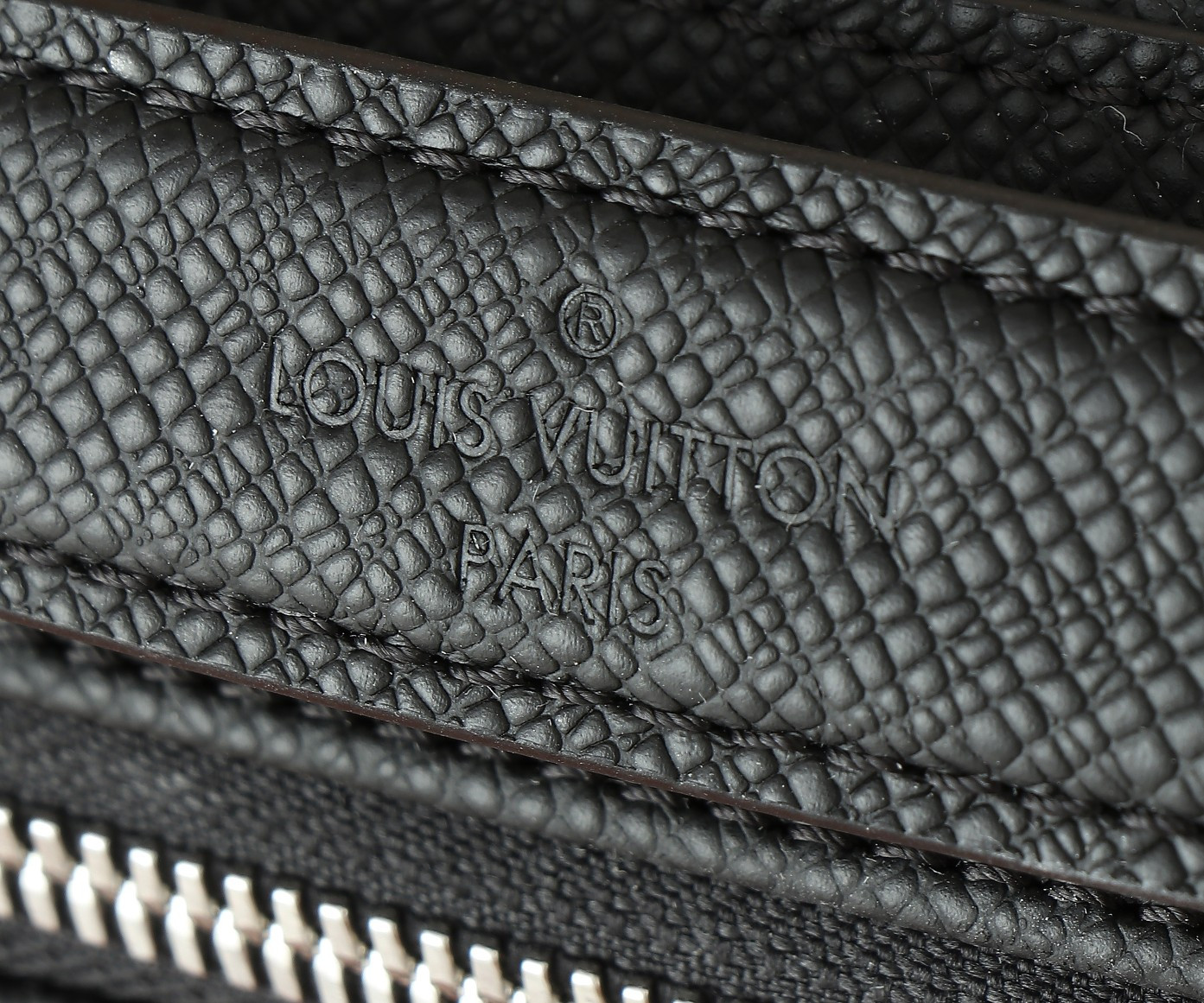 LV District M11657 22.5x15.5x7.5CM