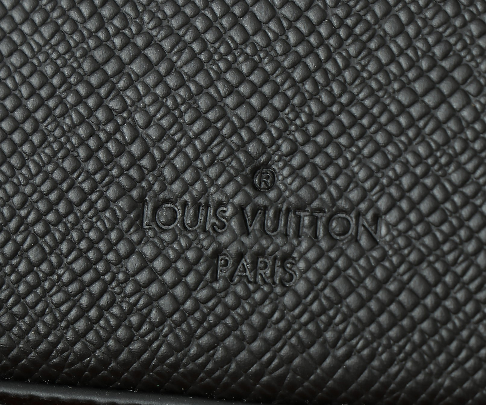 LV District M11657 22.5x15.5x7.5CM