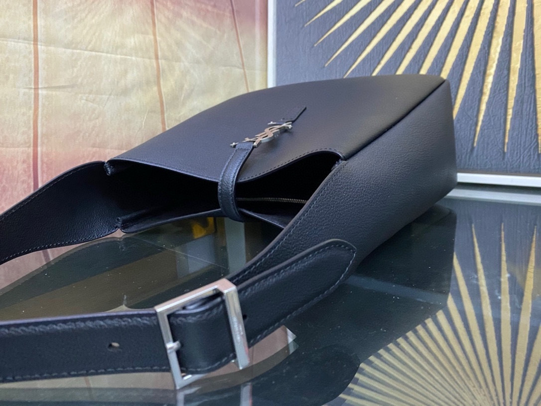 YSL LE 5 À 7 23x22x8cm