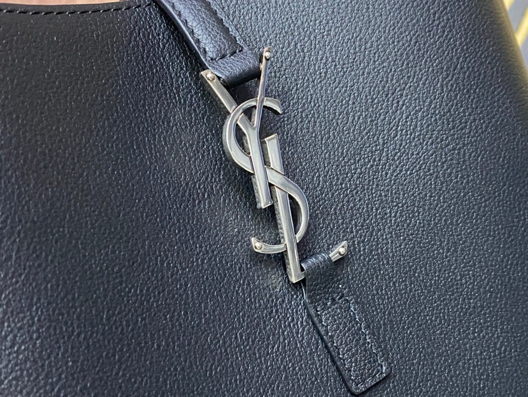 YSL LE 5 À 7 23x22x8cm