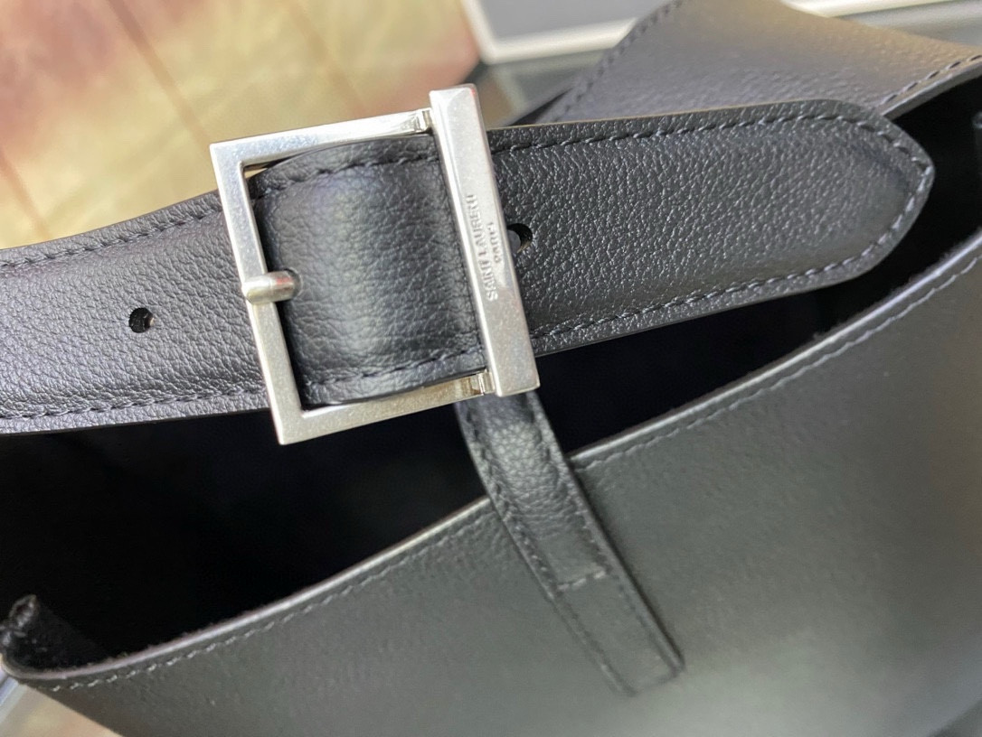 YSL LE 5 À 7 23x22x8cm