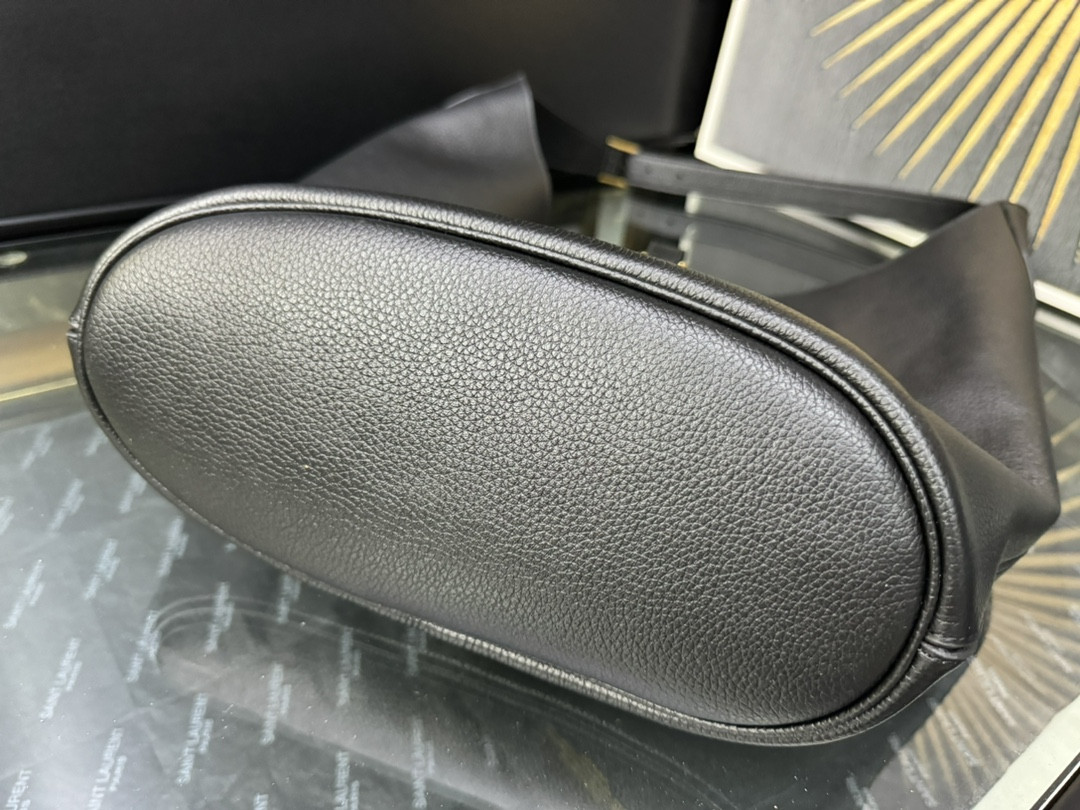 YSL LE 5 À 7 hobo in grained leather 26x31.5x13.5cm