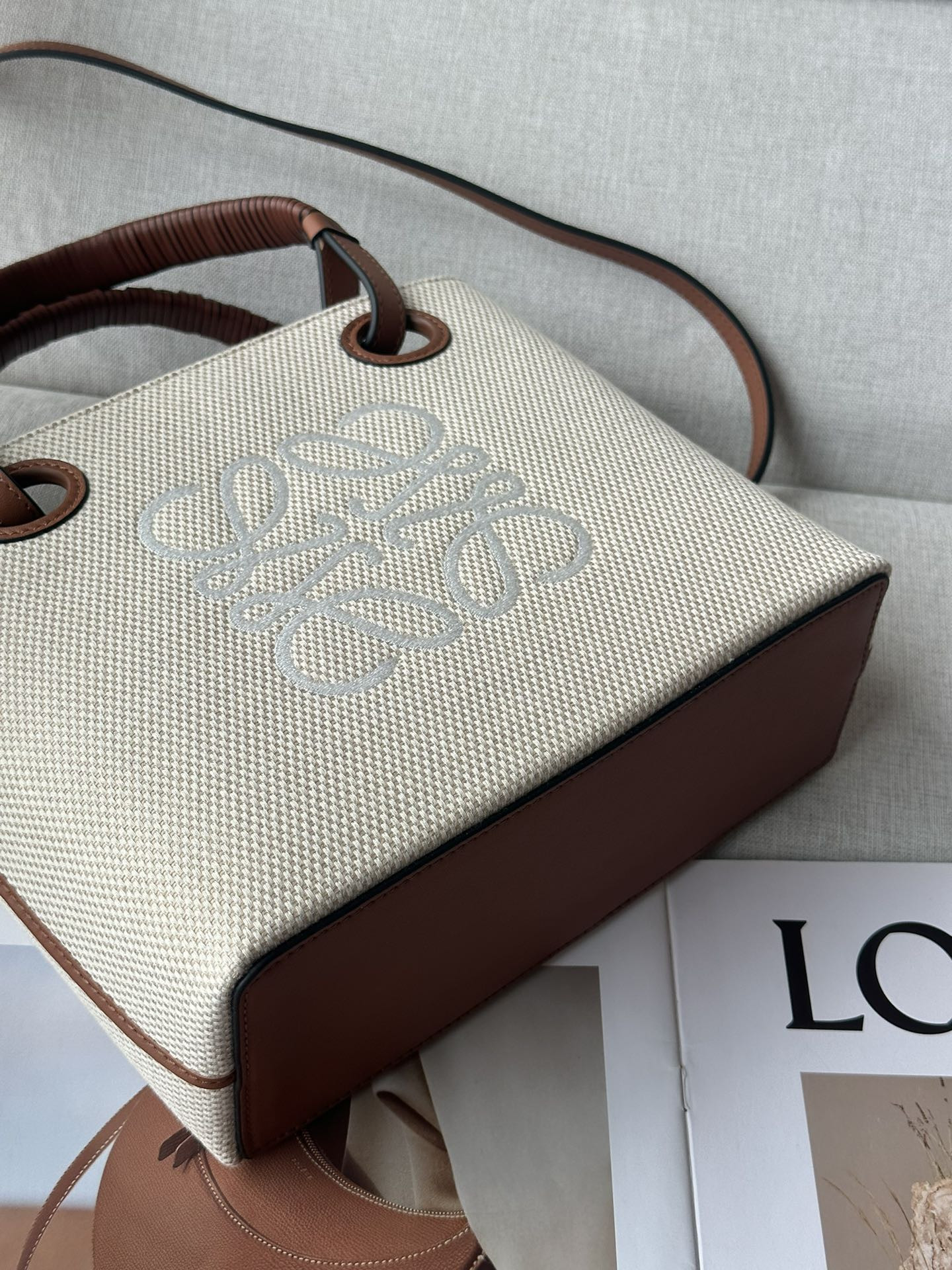 LOEWE Anagram Tote 22x9x19.5cm (no charm)