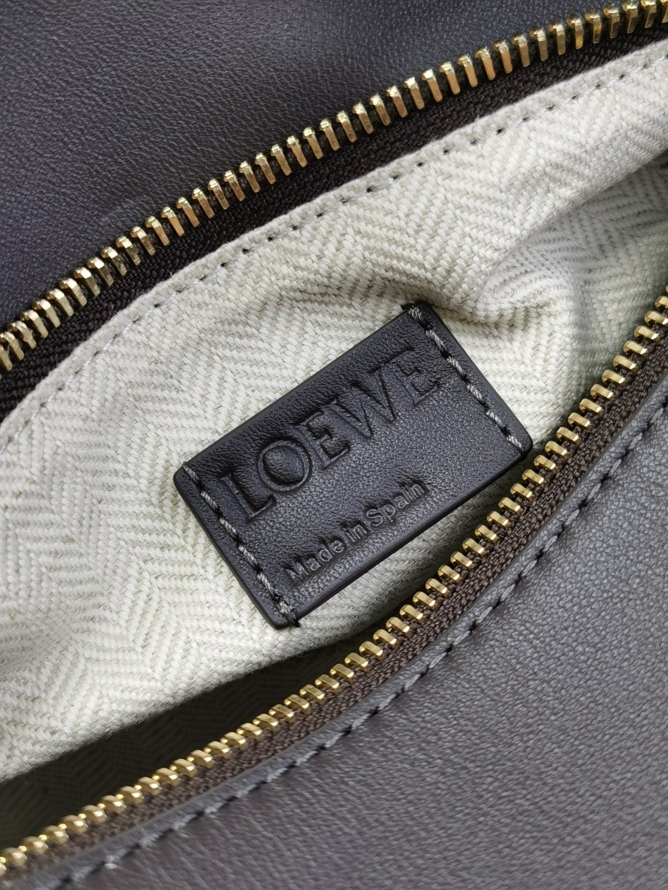 LOEWE Small Puzzle bag in classic calfskin 24x10.5x16.5cm