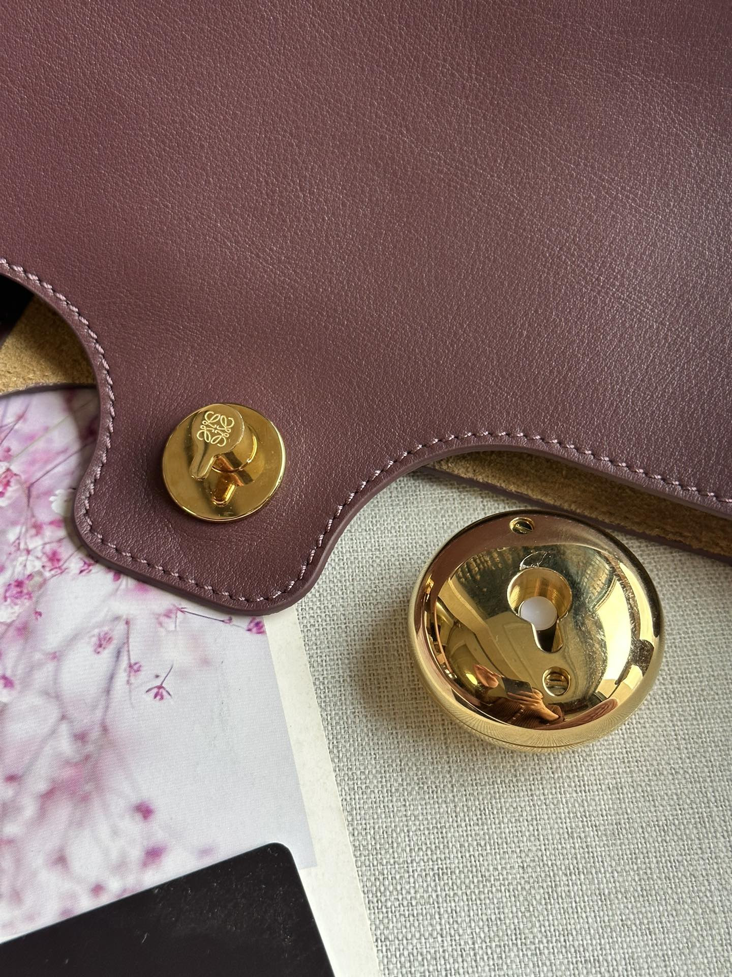 LOEWE Medium Pebble bucket in mellow calfskin 24.5x23.5x28cm