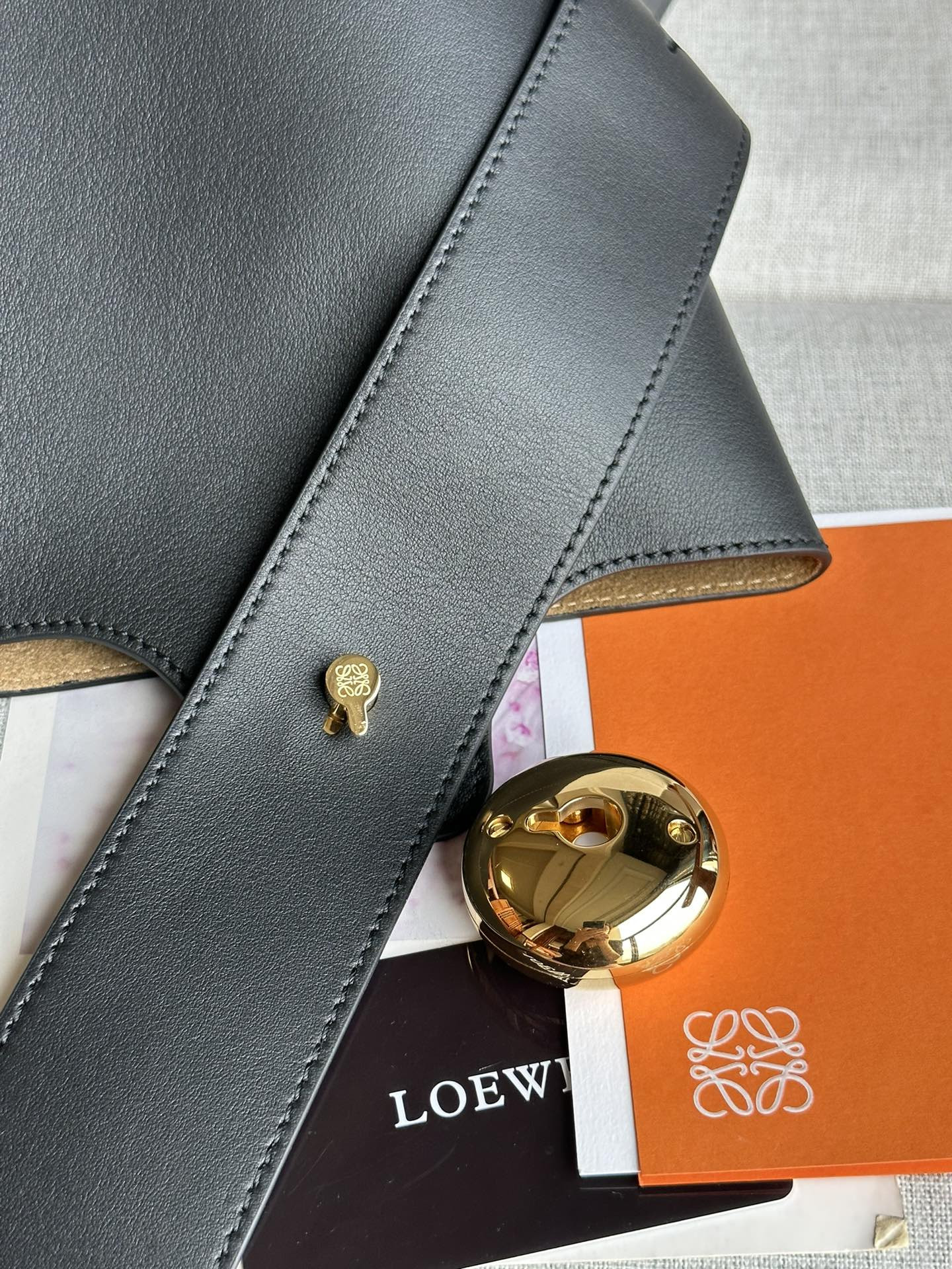 LOEWE Medium Pebble bucket in mellow calfskin 24.5x23.5x28cm