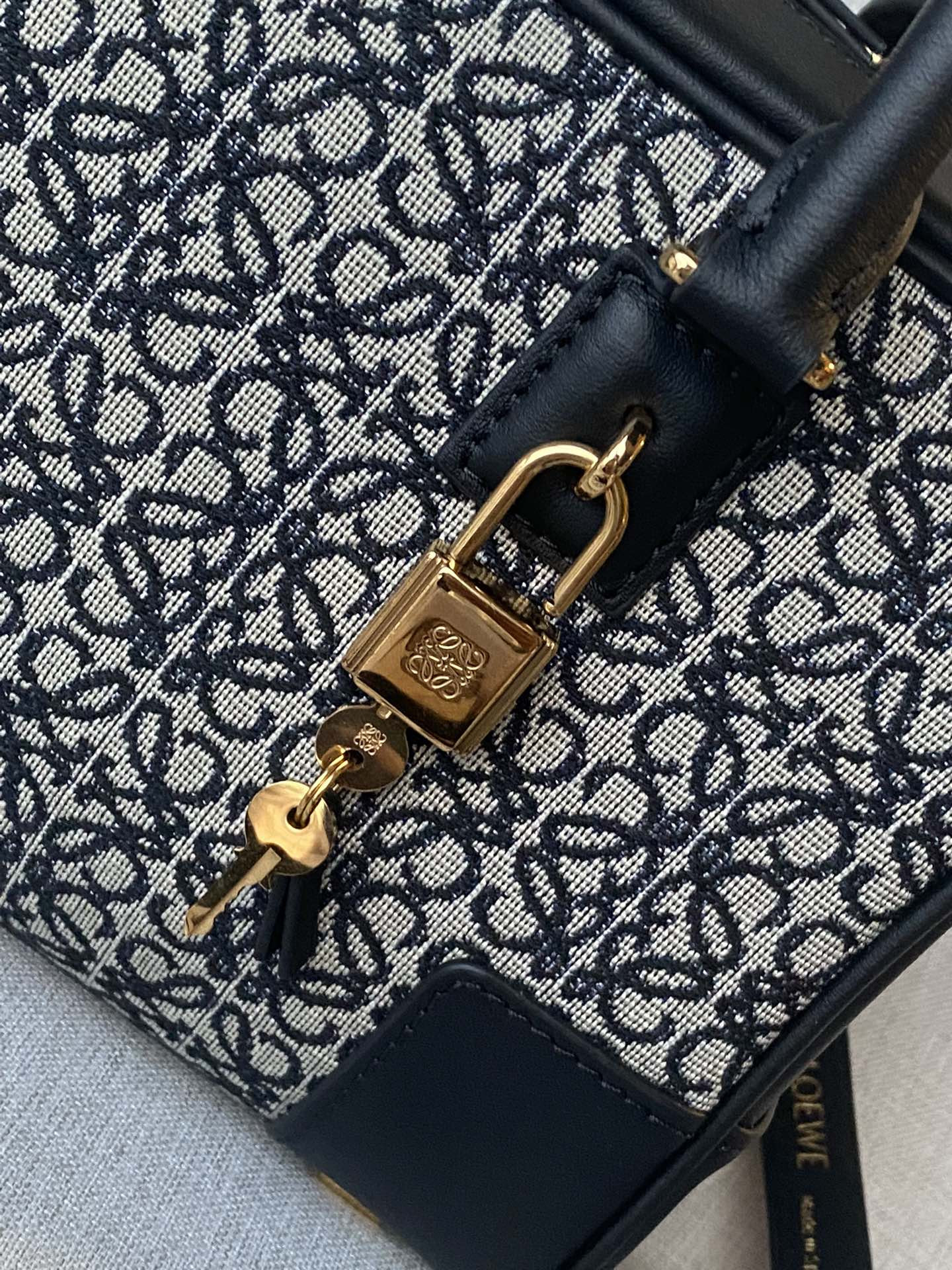 LOEWE Amazona 23x15x19cm