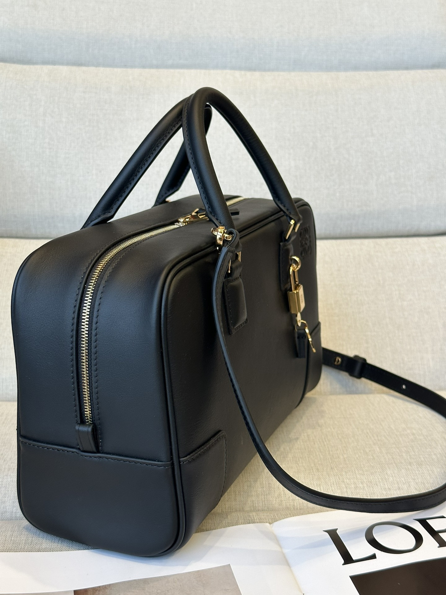 LOEWE Amazona 28 bag in nappa calfskin 28x18x11cm