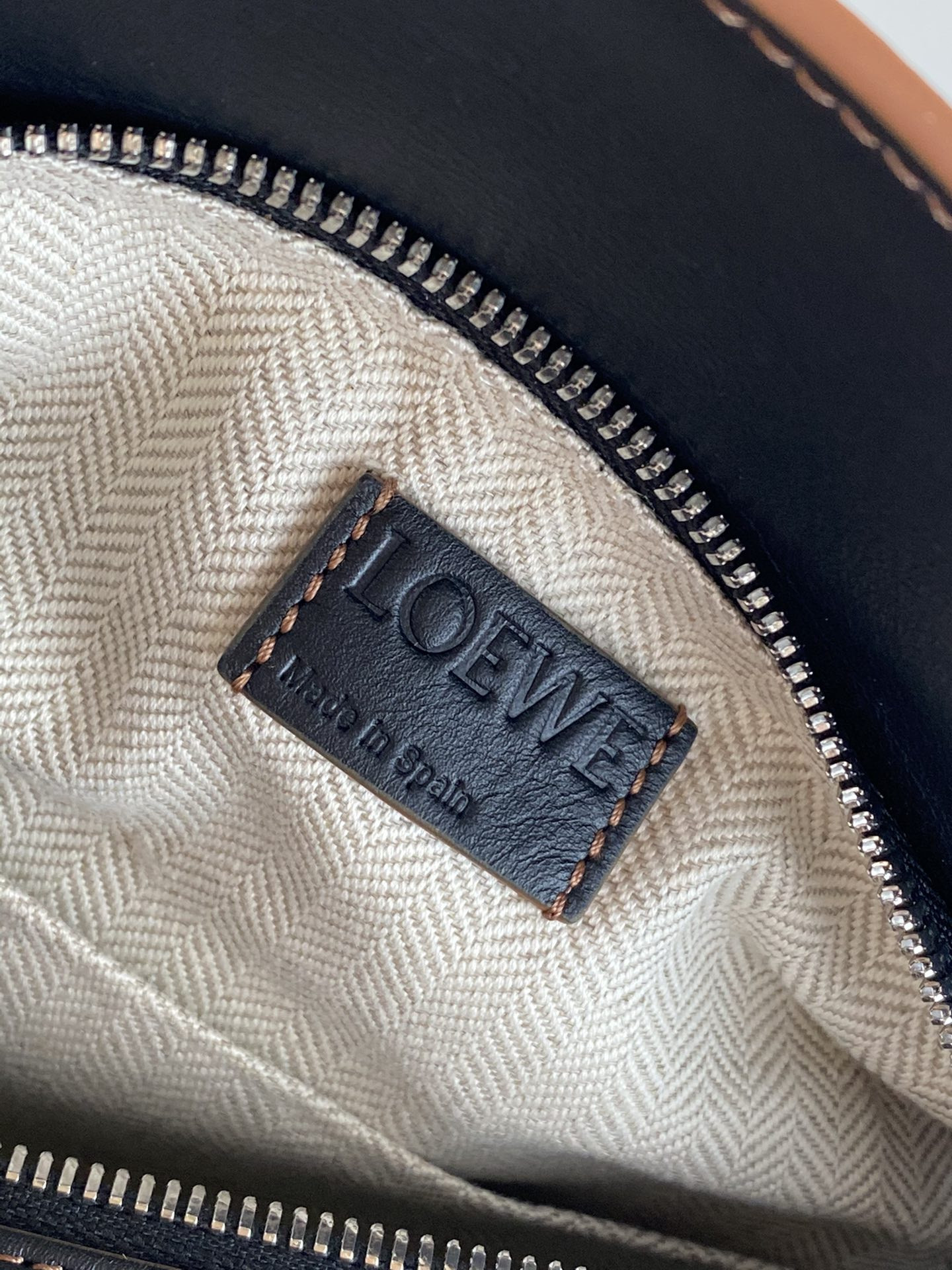 LOEWE Small Puzzle bag in classic calfskin 24x10.5x16.5cm