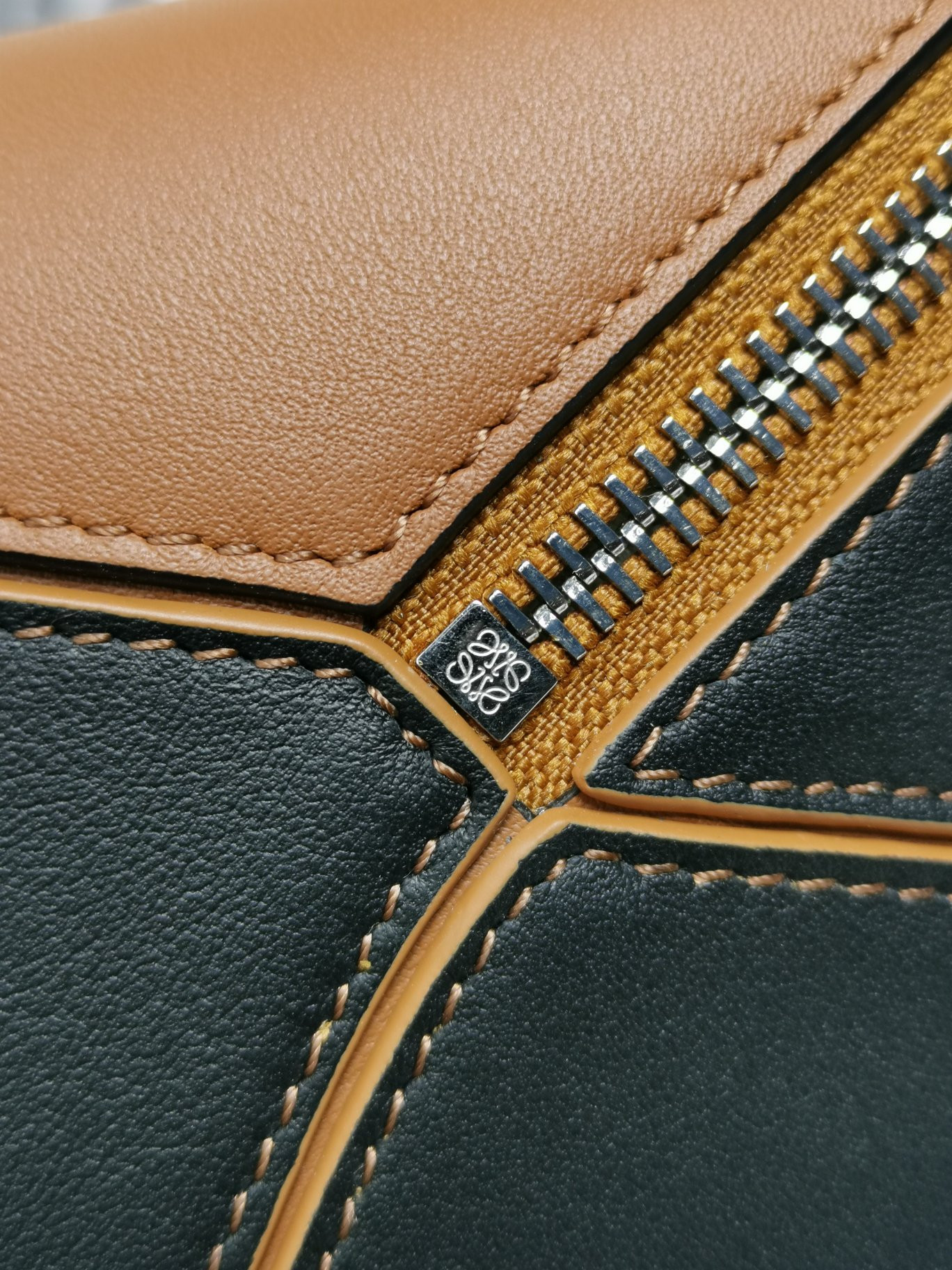 LOEWE Small Puzzle bag in classic calfskin 24x10.5x16.5cm