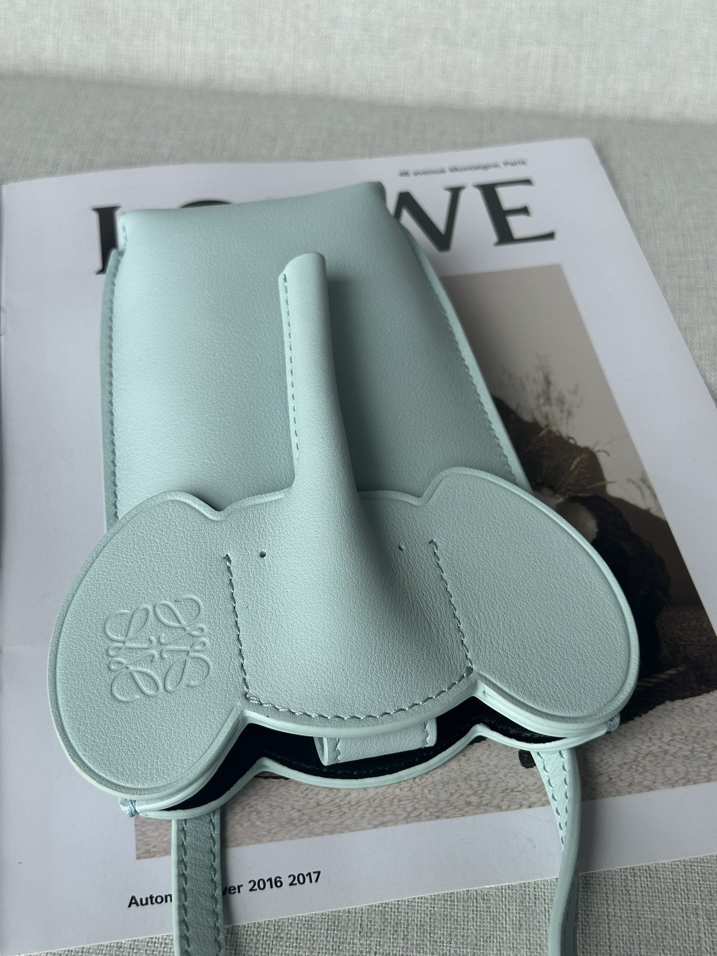 LOEWE Elephant Pocket in classic calfskin 18x8x4cm