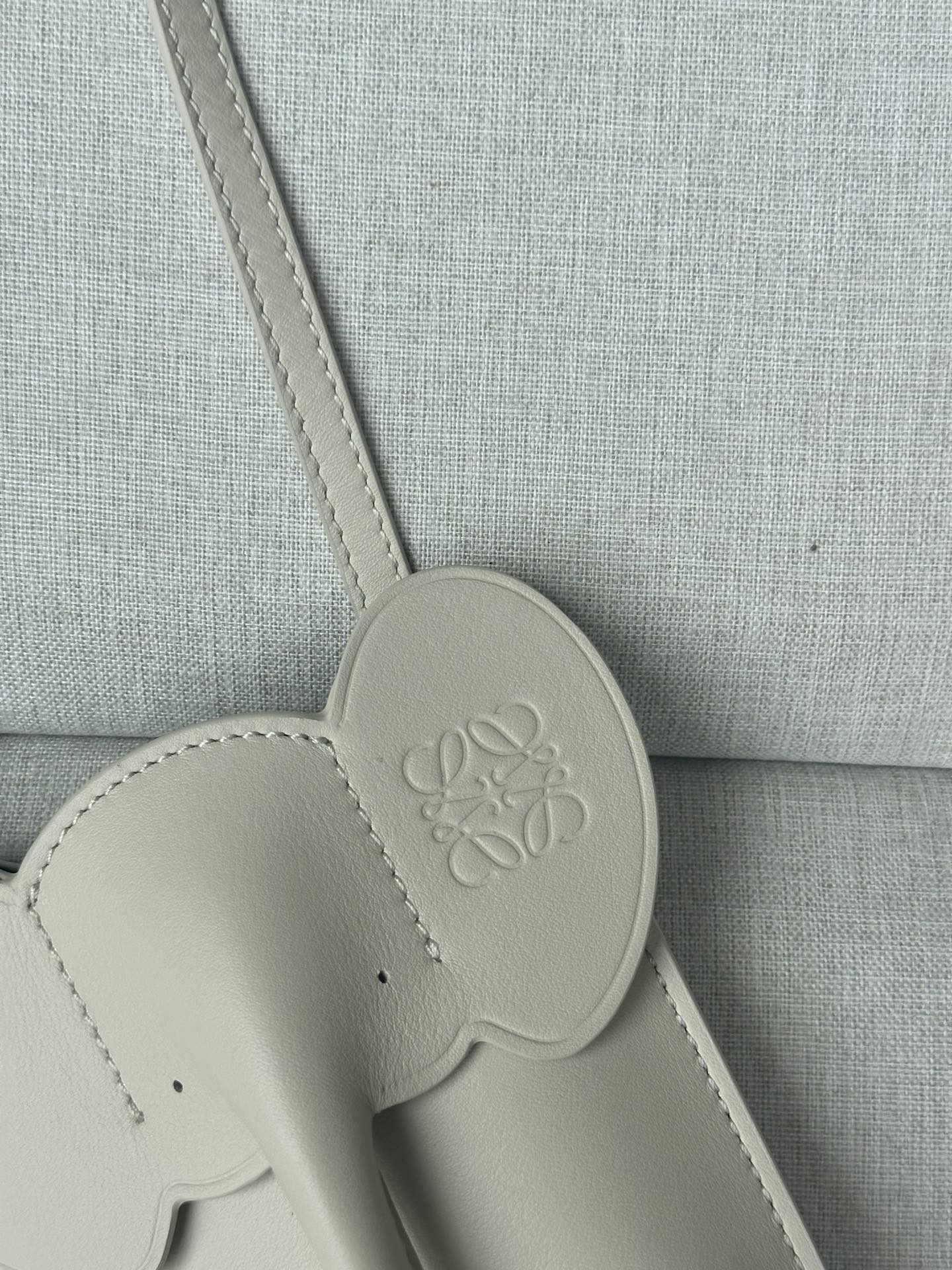 LOEWE Elephant Pocket in classic calfskin 18x8x4cm