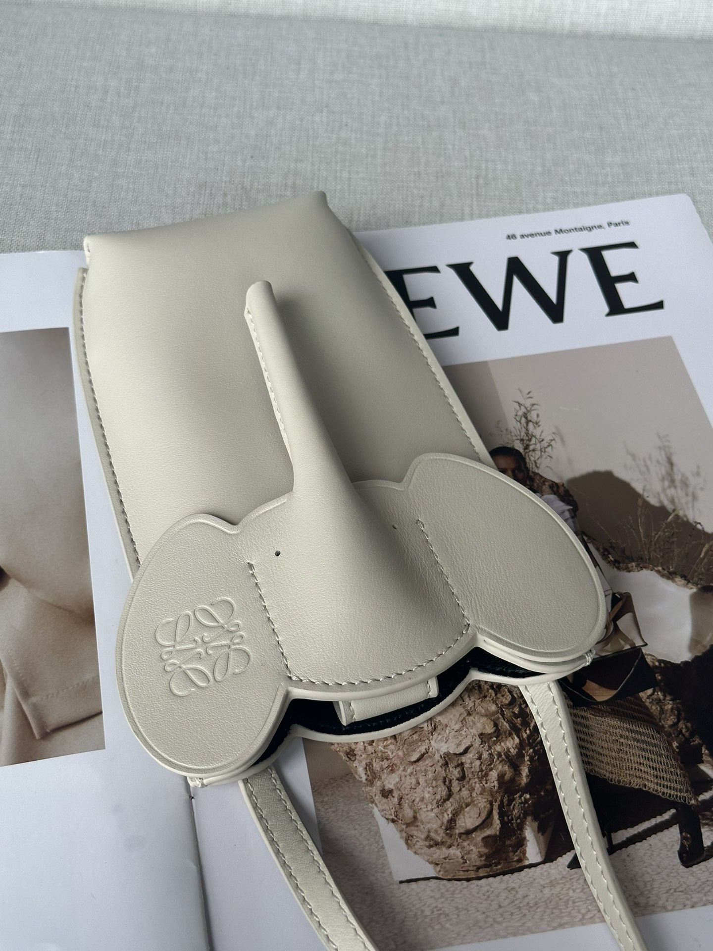 LOEWE Elephant Pocket in classic calfskin 18x8x4cm