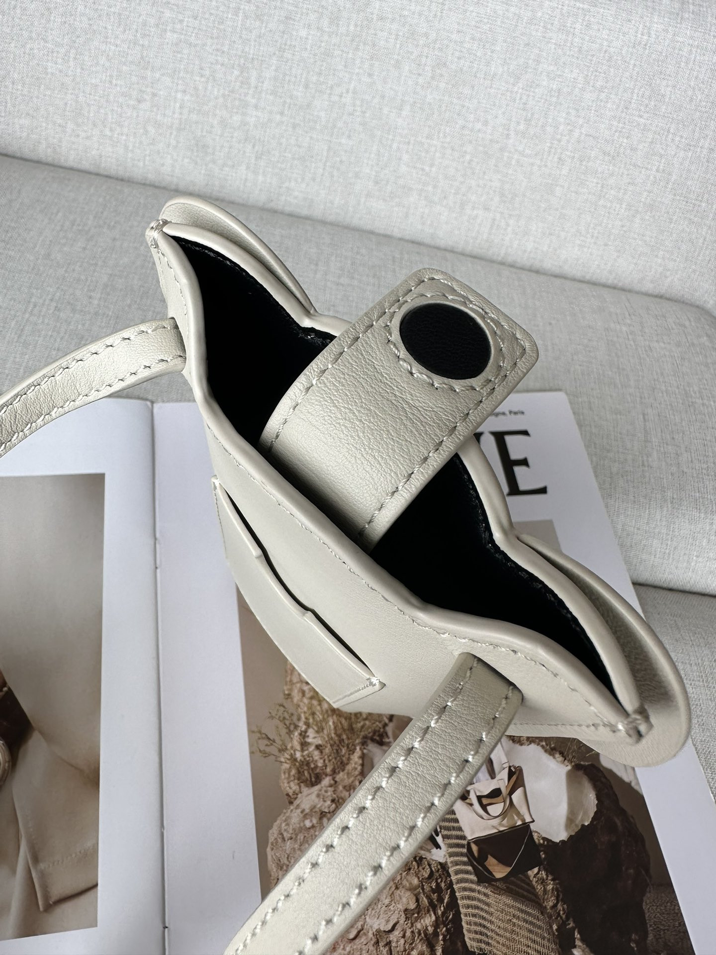 LOEWE Elephant Pocket in classic calfskin 18x8x4cm