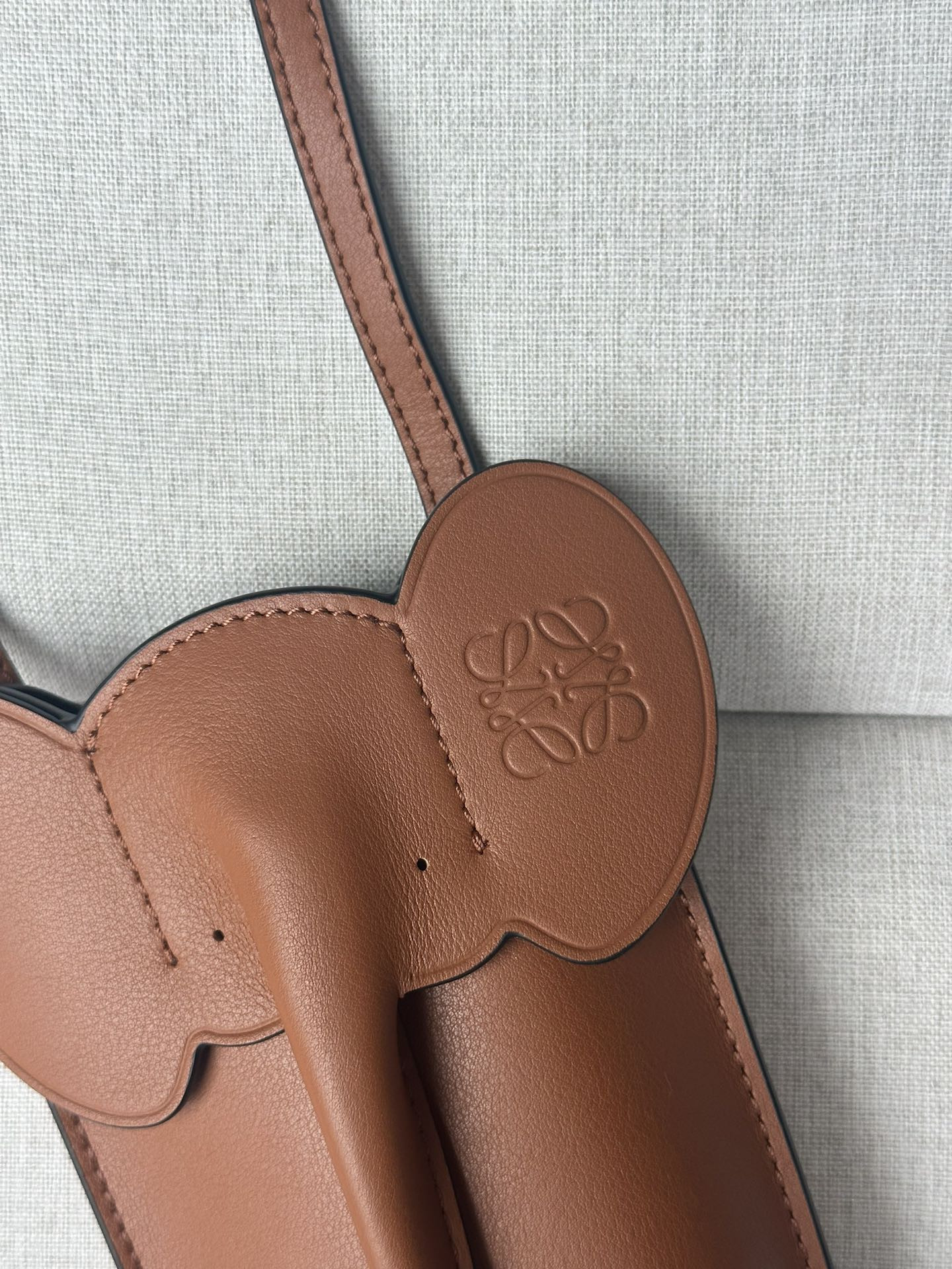 LOEWE Elephant Pocket in classic calfskin 18x8x4cm