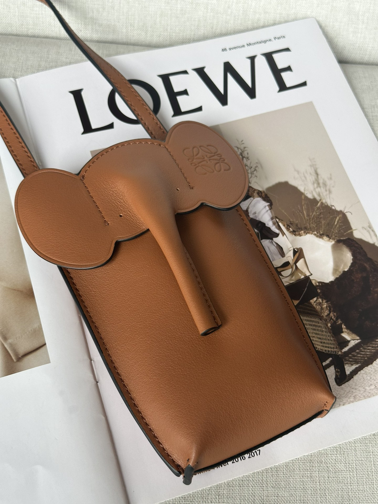 LOEWE Elephant Pocket in classic calfskin 18x8x4cm