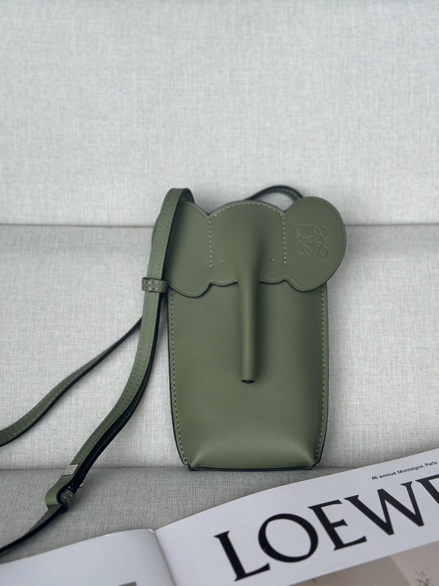 LOEWE Elephant Pocket in classic calfskin 18x8x4cm