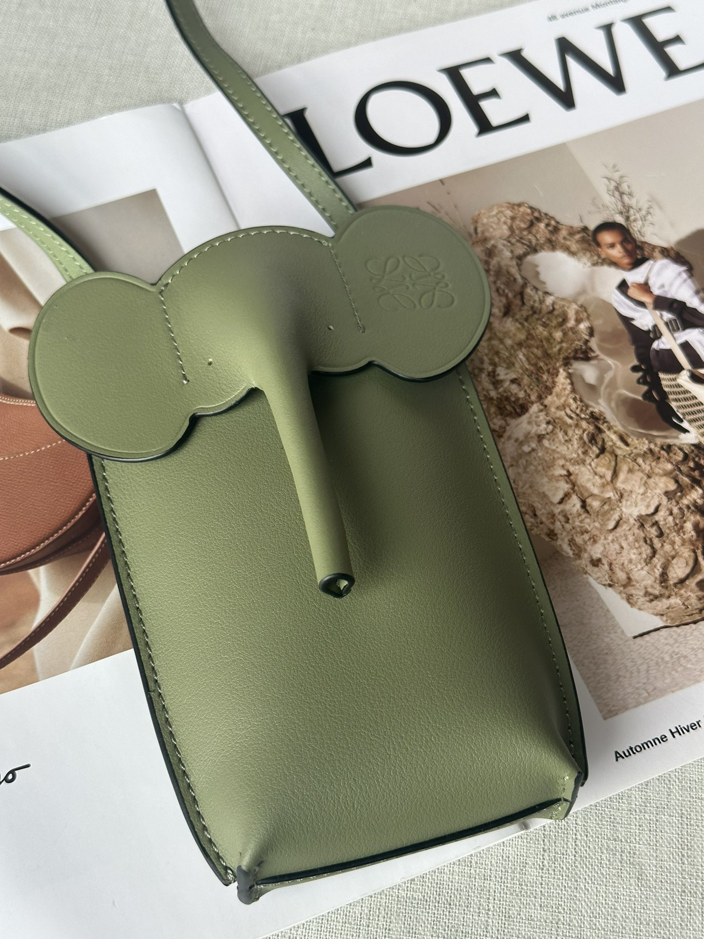 LOEWE Elephant Pocket in classic calfskin 18x8x4cm