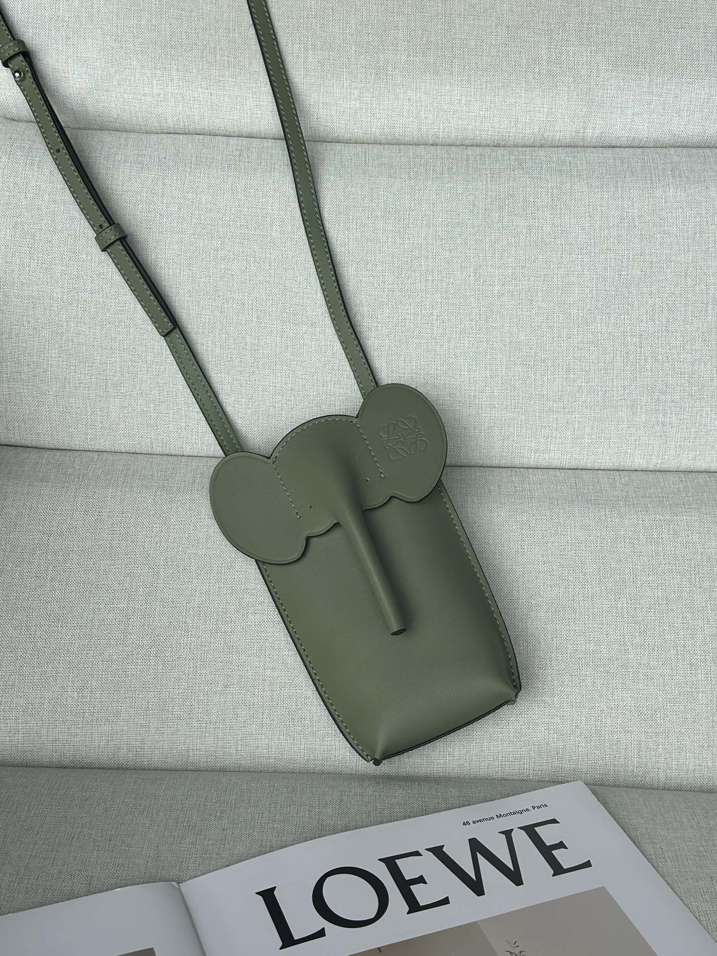 LOEWE Elephant Pocket in classic calfskin 18x8x4cm