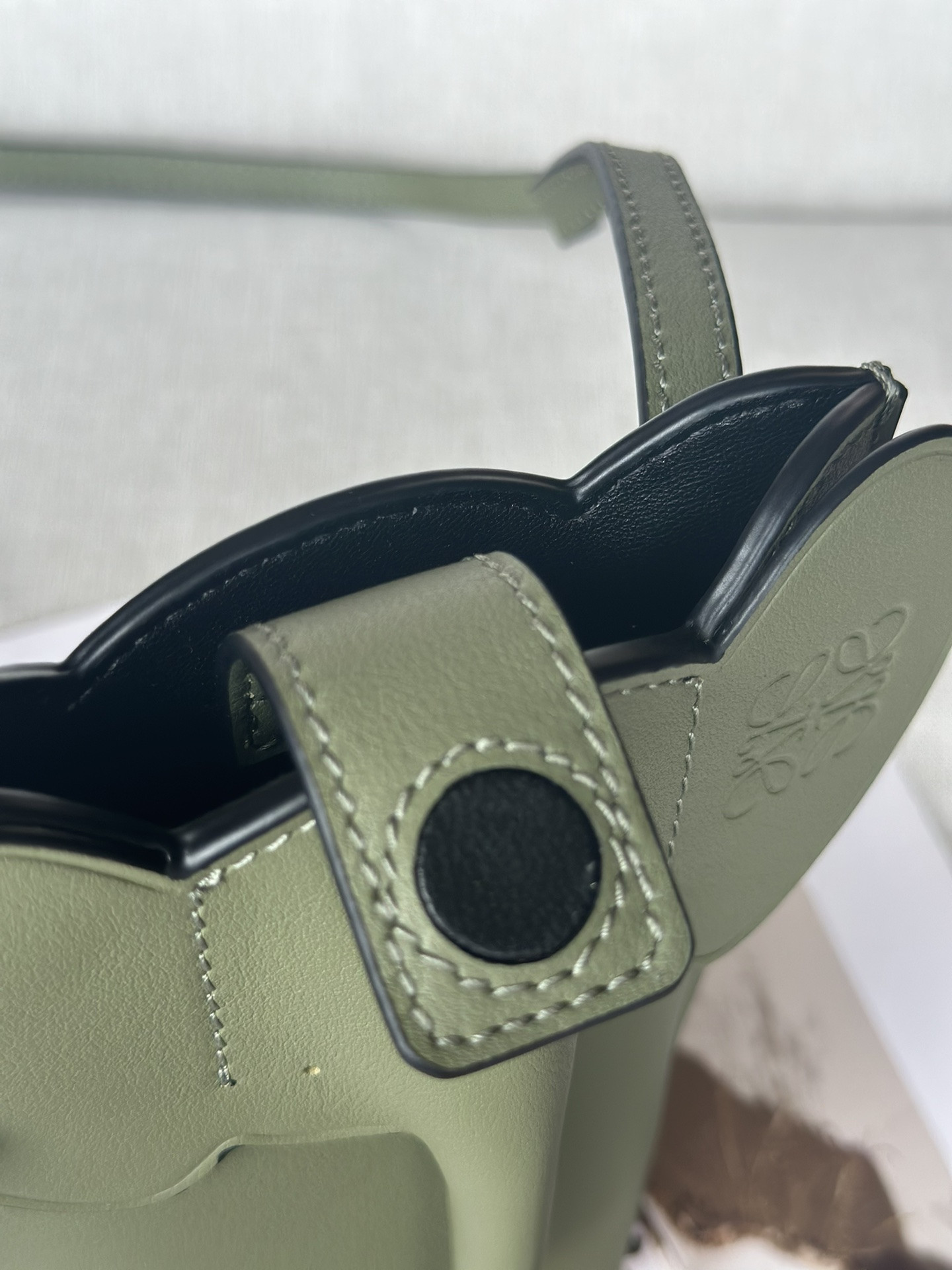 LOEWE Elephant Pocket in classic calfskin 18x8x4cm