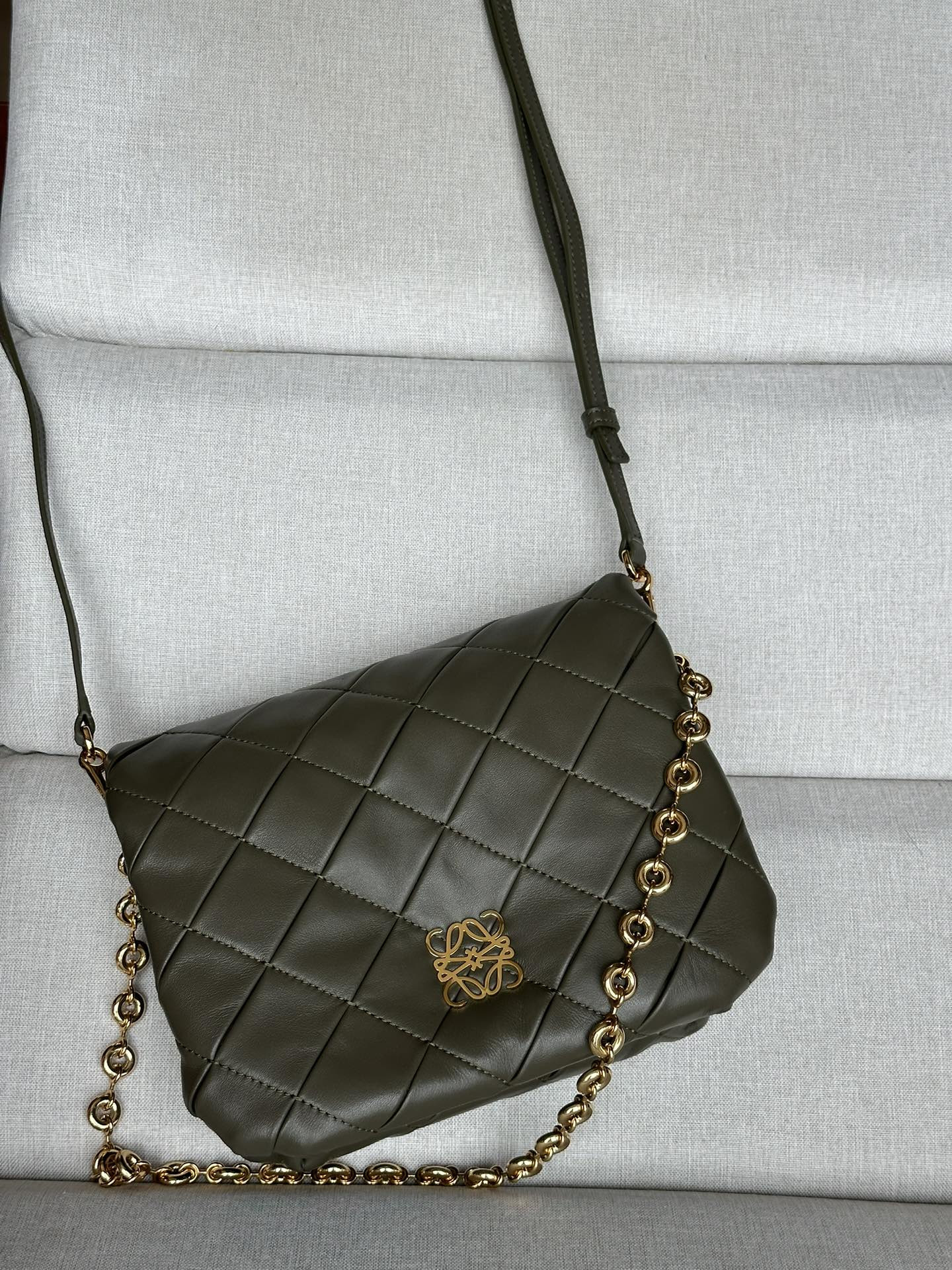 LOEWE Puffer Goya in pleated shiny nappa lambskin 23x17x9cm