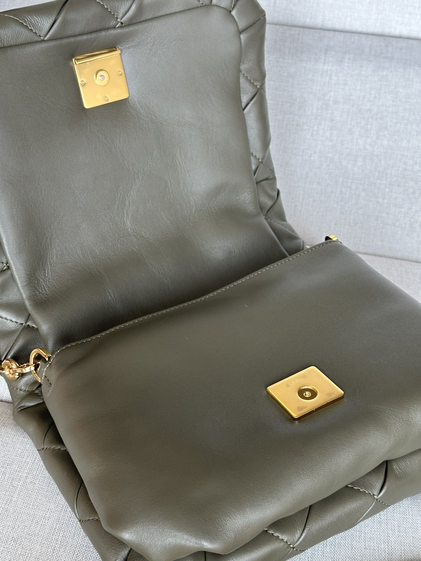 LOEWE Puffer Goya in pleated shiny nappa lambskin 23x17x9cm