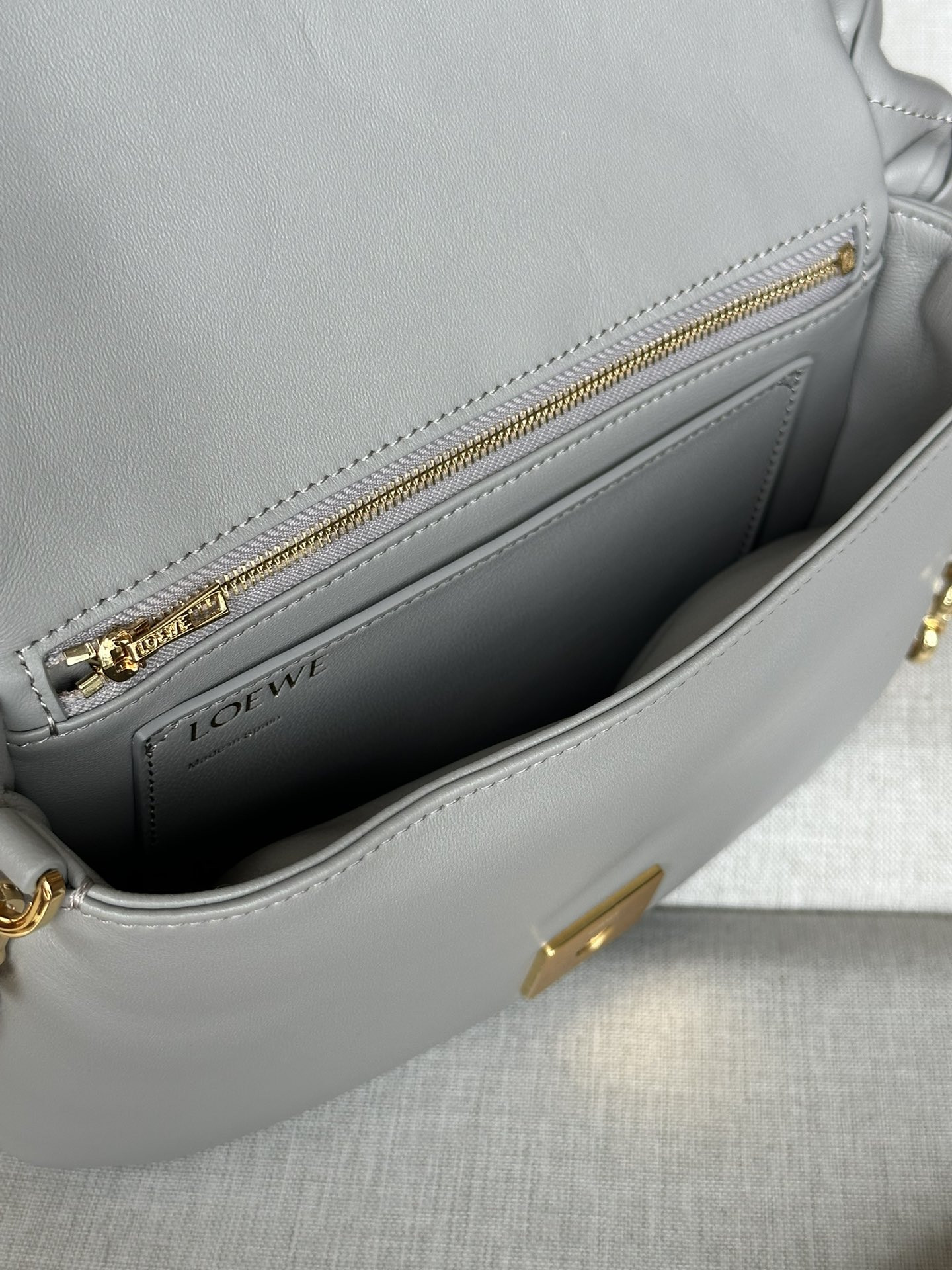 LOEWE Puffer Goya in pleated shiny nappa lambskin 23x17x9cm