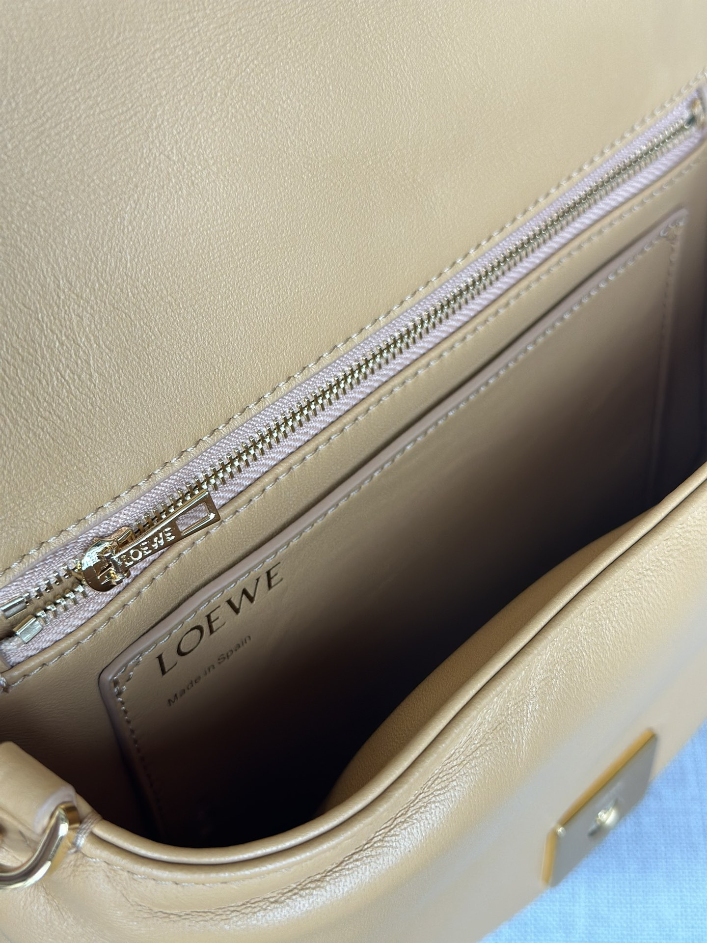 LOEWE Puffer Goya in pleated shiny nappa lambskin 23x17x9cm