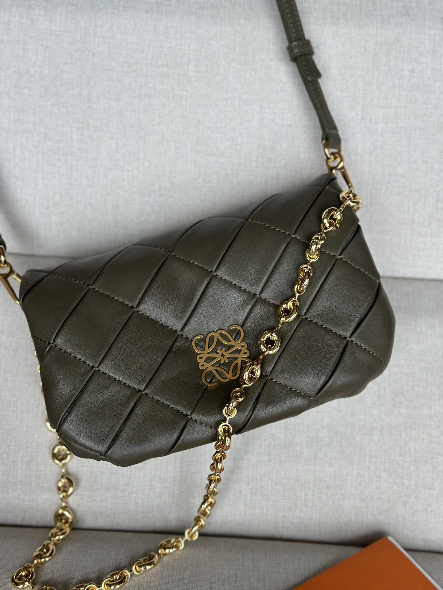 LOEWE Mini Puffer Goya in pleated shiny nappa lambskin 20x6x13cm