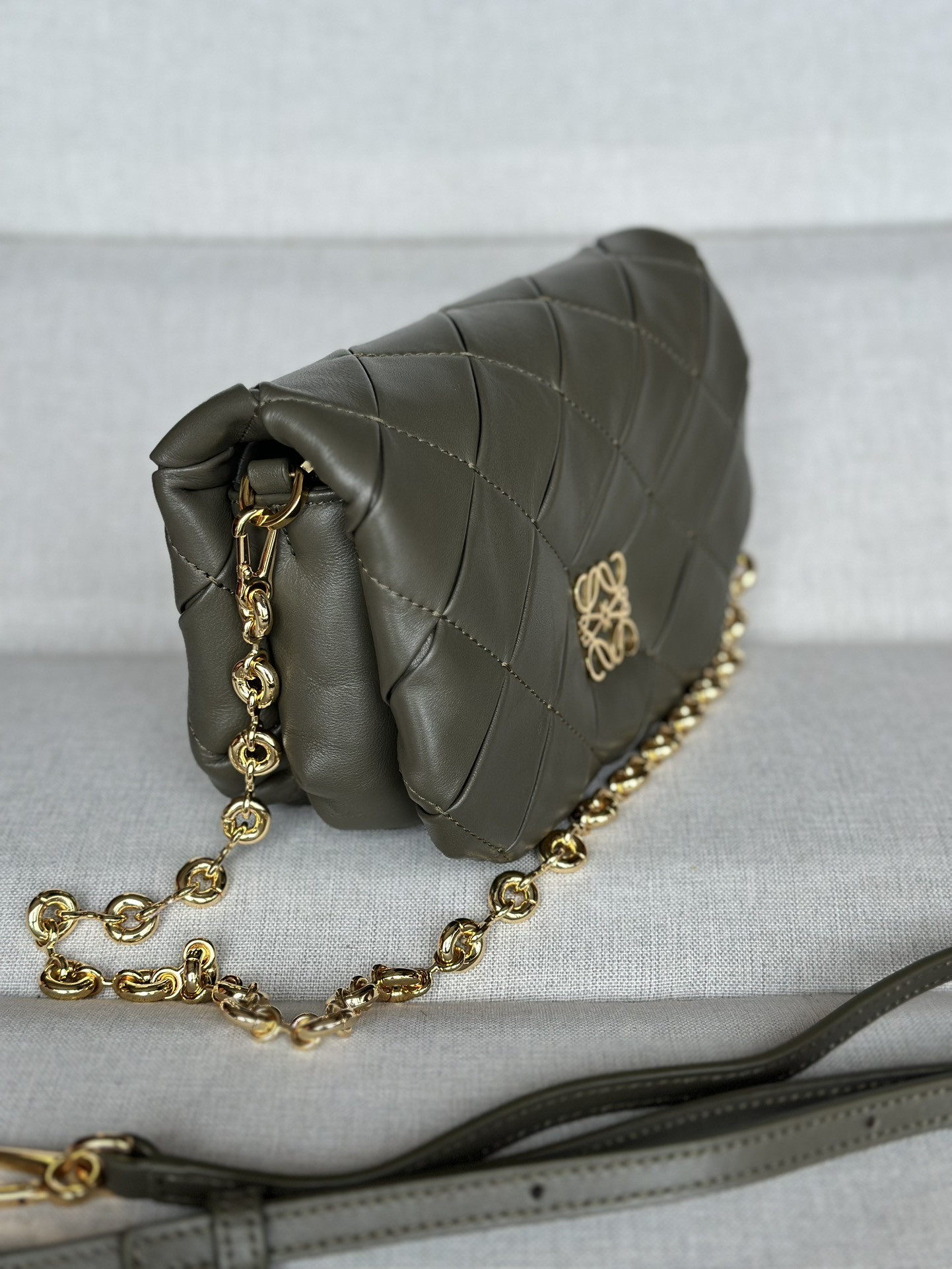 LOEWE Mini Puffer Goya in pleated shiny nappa lambskin 20x6x13cm