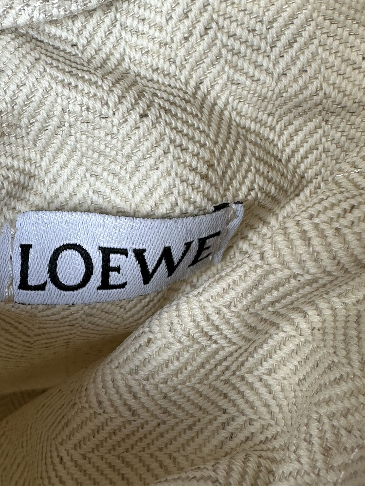 LOEWE Anagram cut-out pocket in classic calfskin and canvas 20x11x8cm